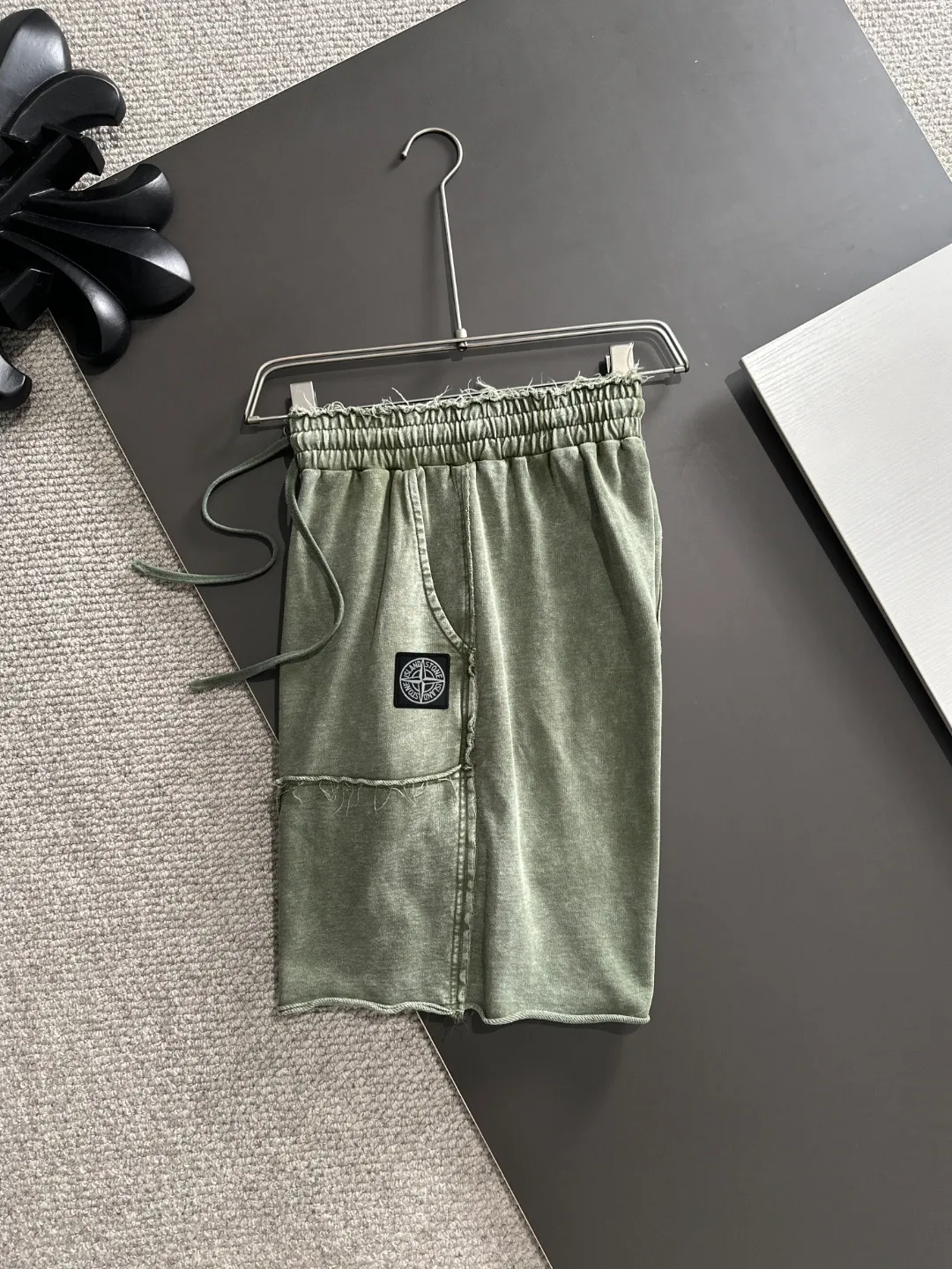 🅿️330 shipped next day, high quality Stone lsland/Stone Island 2025 spring and summer new elastic band casual color-washed loose shorts, two needle stitches at the trouser hem, fine and firm stitching, counter-customized fabrics with high breathability and comfort, impeccable details, brand element design concept, reflecting high quality. It feels delicate and soft! It presents a casual cut and the upper body shape is great! Size: S-XXL